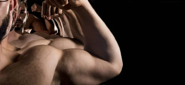 Groep van Shirtless Sporty Muscular Man poseren op Dark Backgrou — Stockfoto